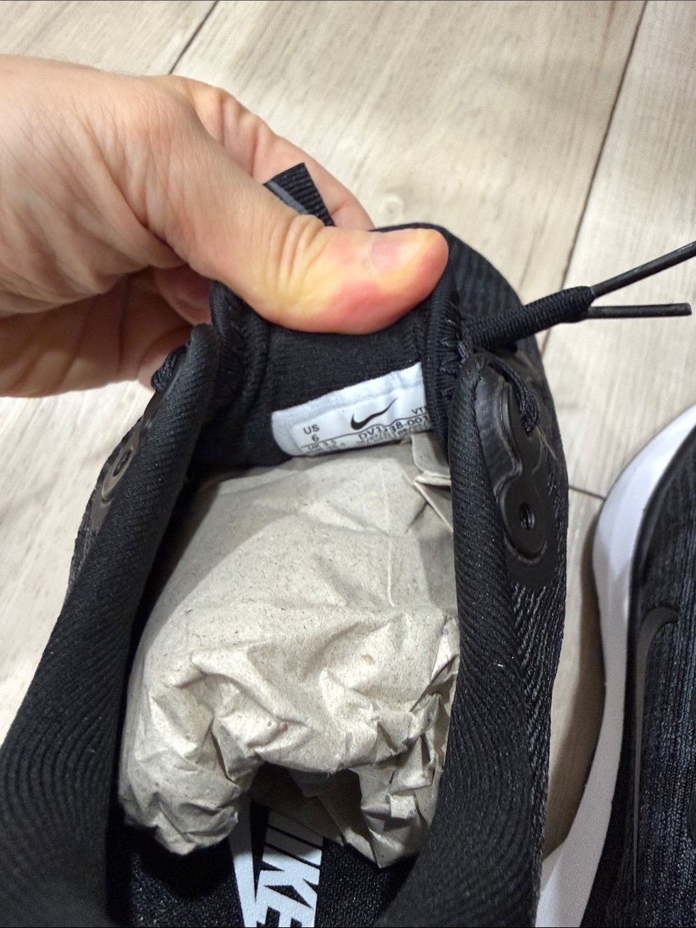 Nike Men’s Black and White Wave-Soled Running Shoes - Picture 7 of 7